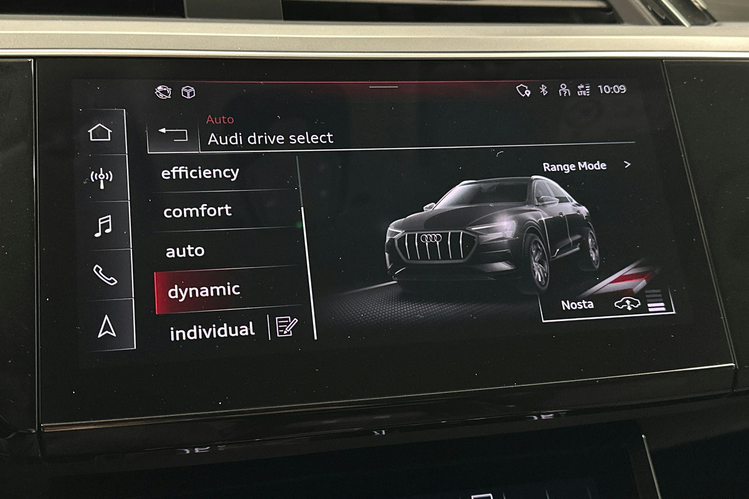 musta Audi e-tron 2023 kuva 22.