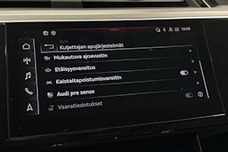 musta Audi e-tron 2023 kuva 25.