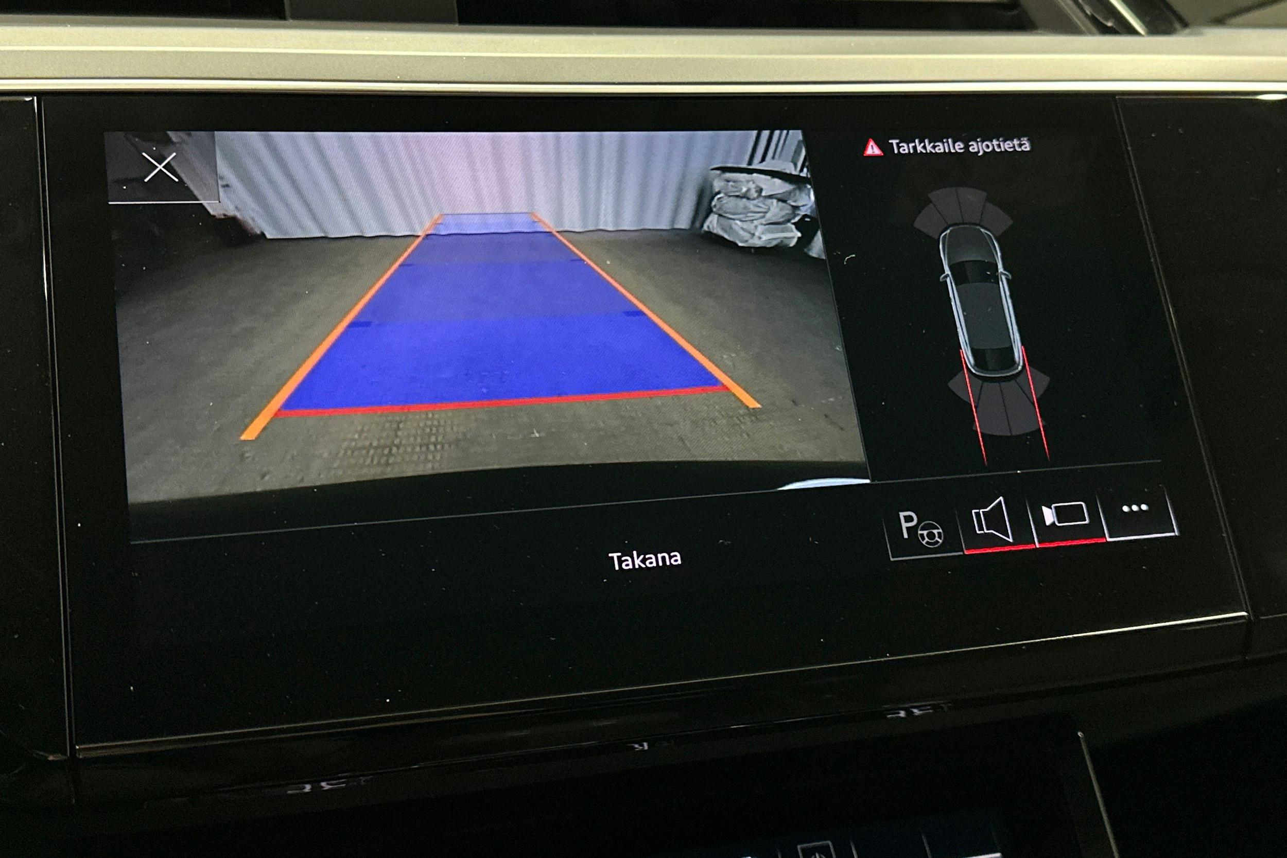 musta Audi e-tron 2023 kuva 27.