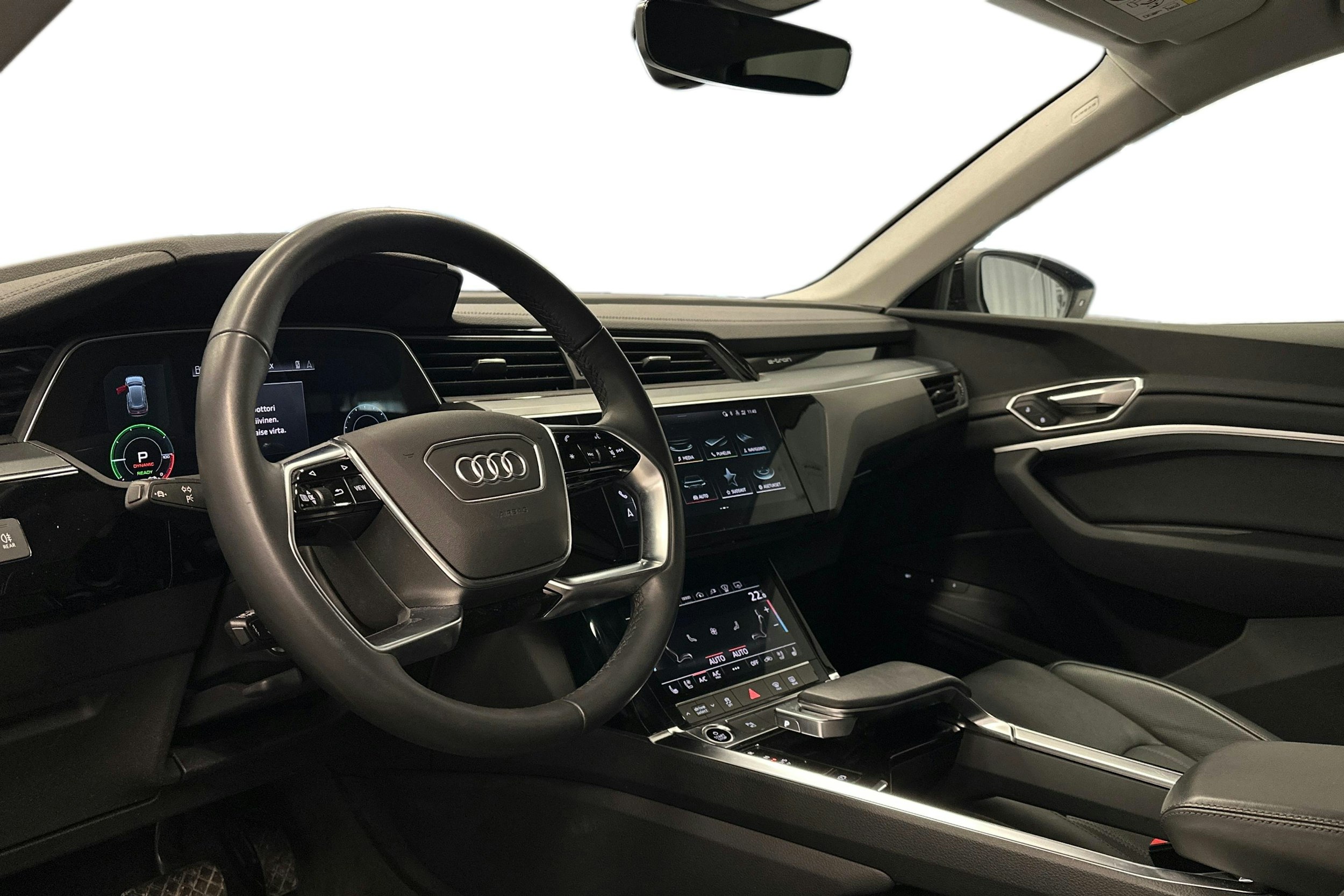 musta Audi e-tron 2023 kuva 7.