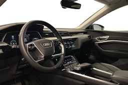 musta Audi e-tron 2023 kuva 7.