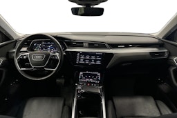 musta Audi e-tron 2023 kuva 9.