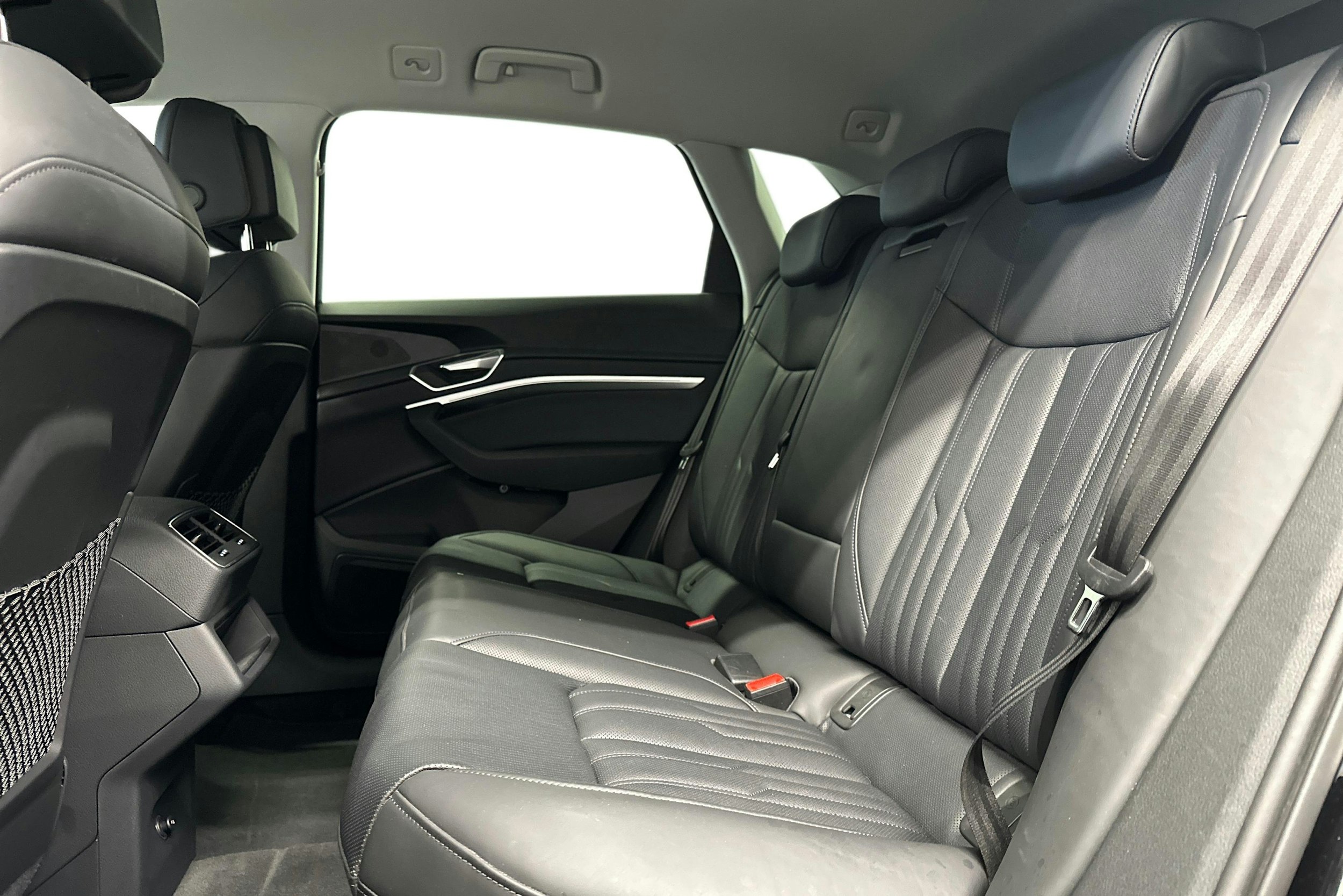 musta Audi e-tron 2023 kuva 10.