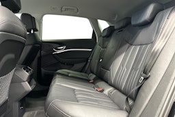 musta Audi e-tron 2023 kuva 10.