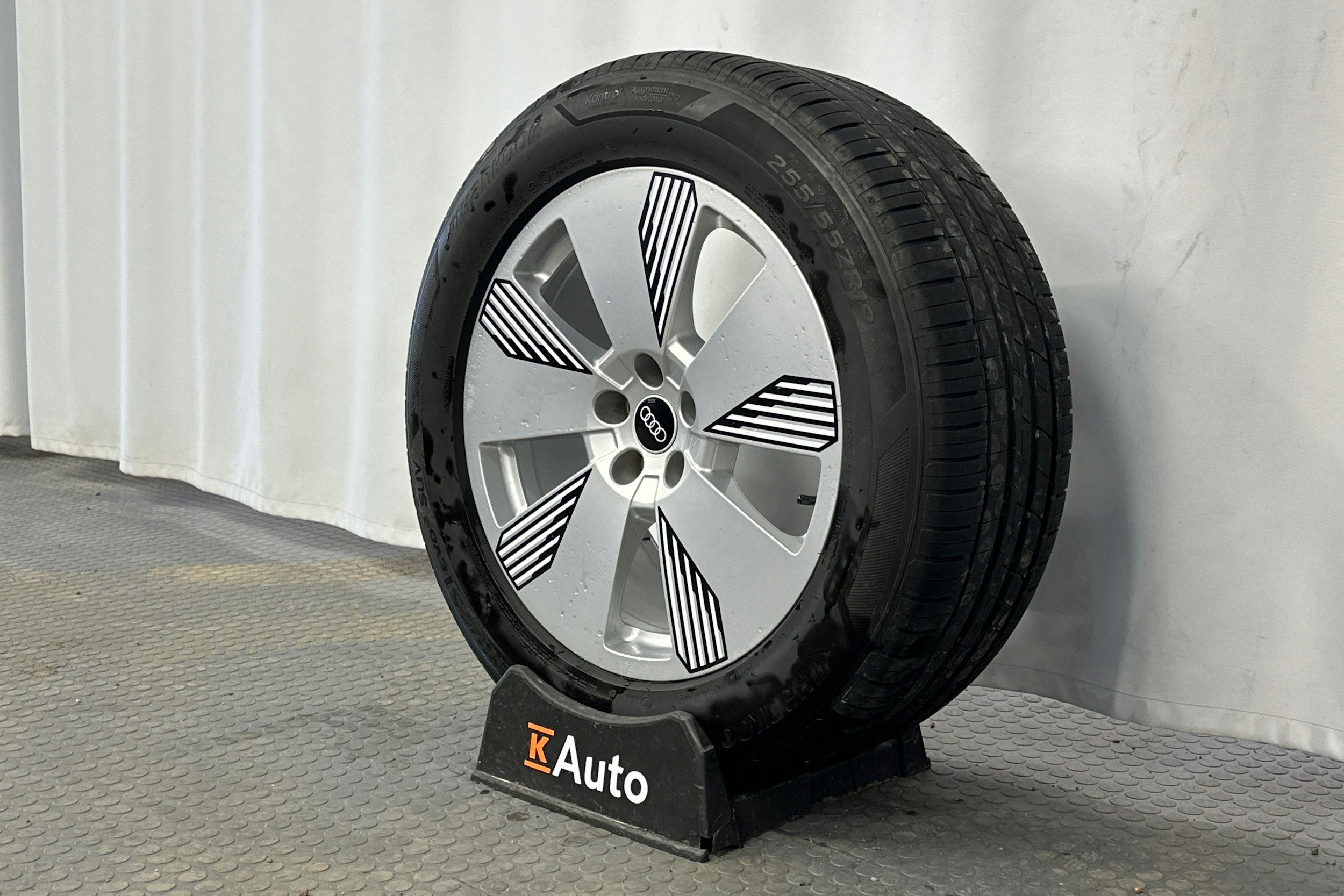 musta Audi e-tron 2023 kuva 12.