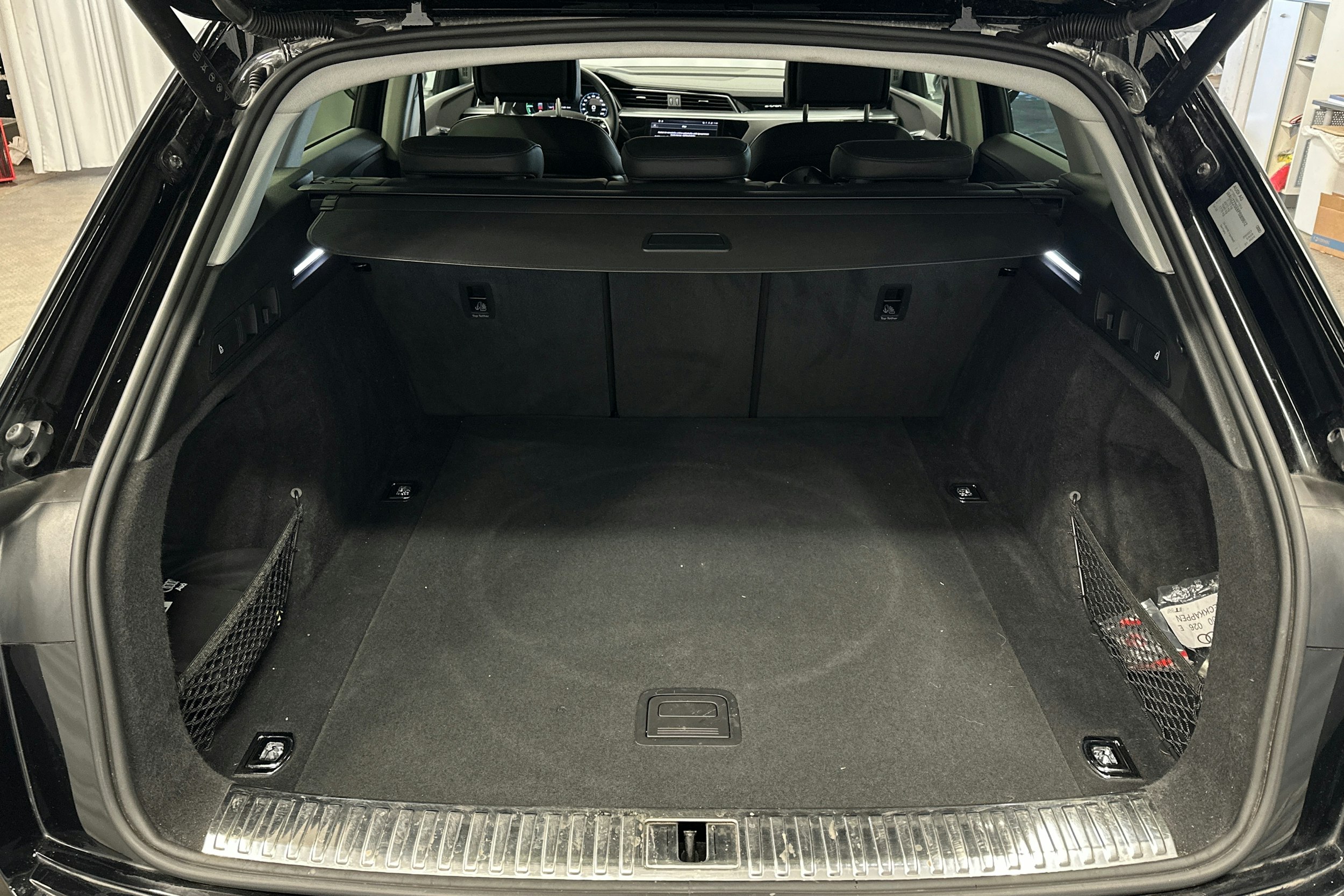 musta Audi e-tron 2023 kuva 13.