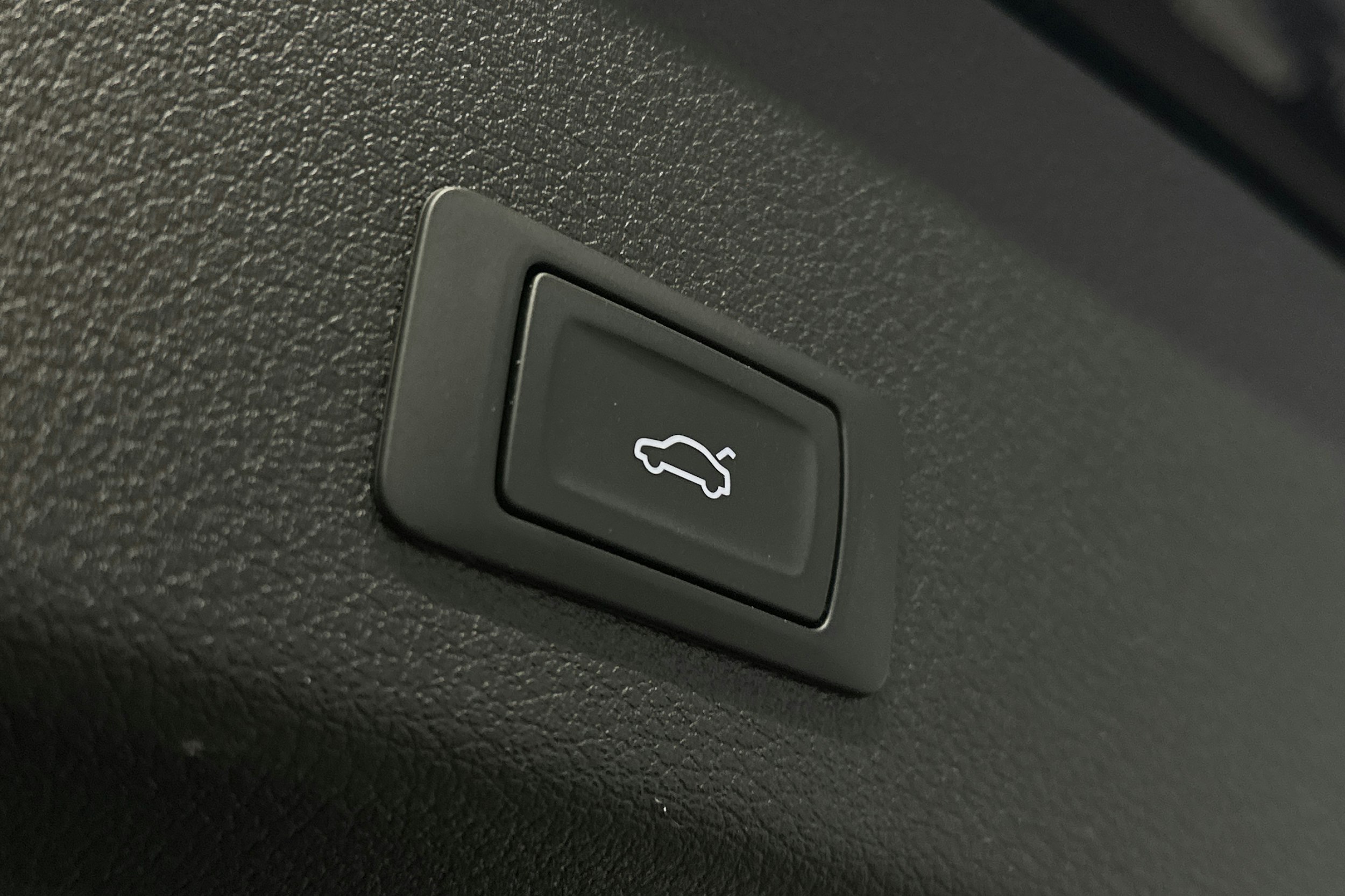 musta Audi e-tron 2023 kuva 14.