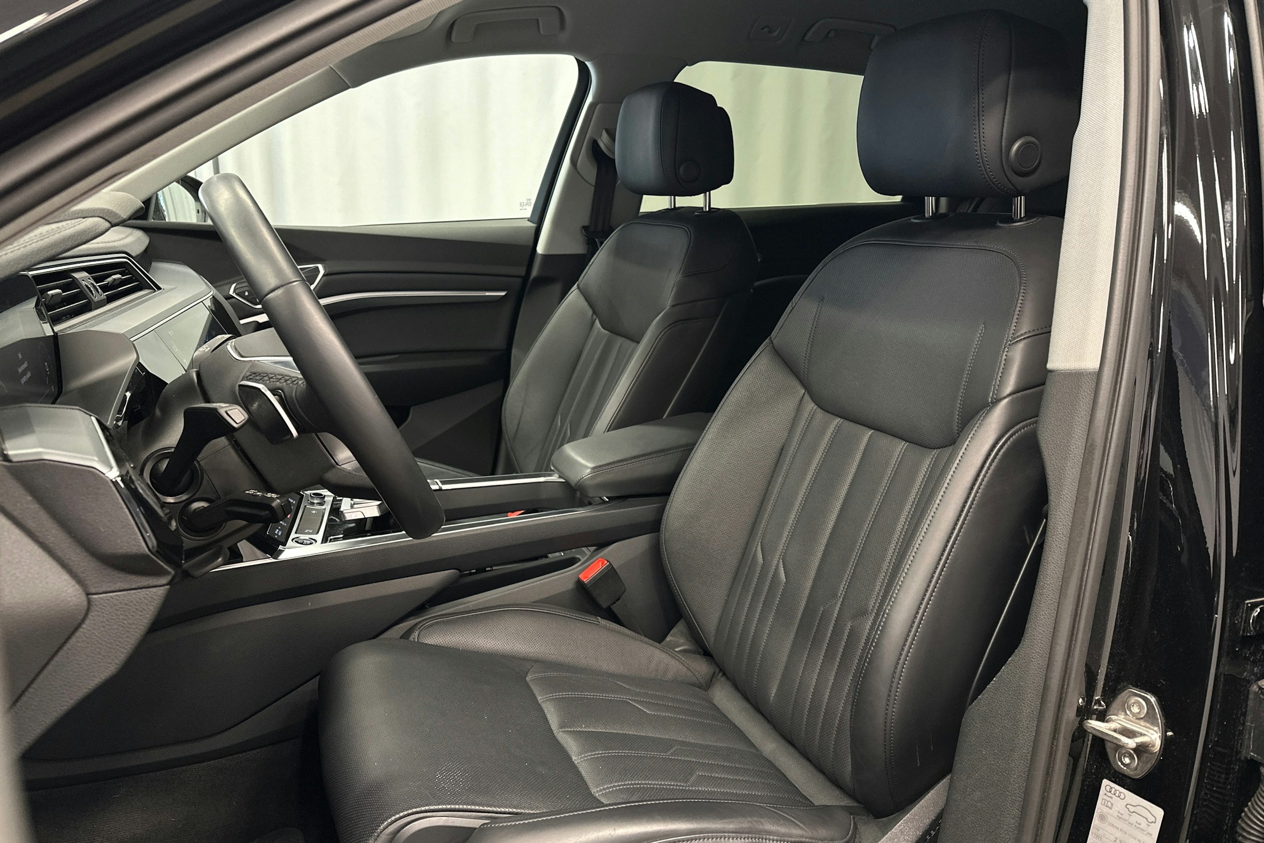 musta Audi e-tron 2023 kuva 15.