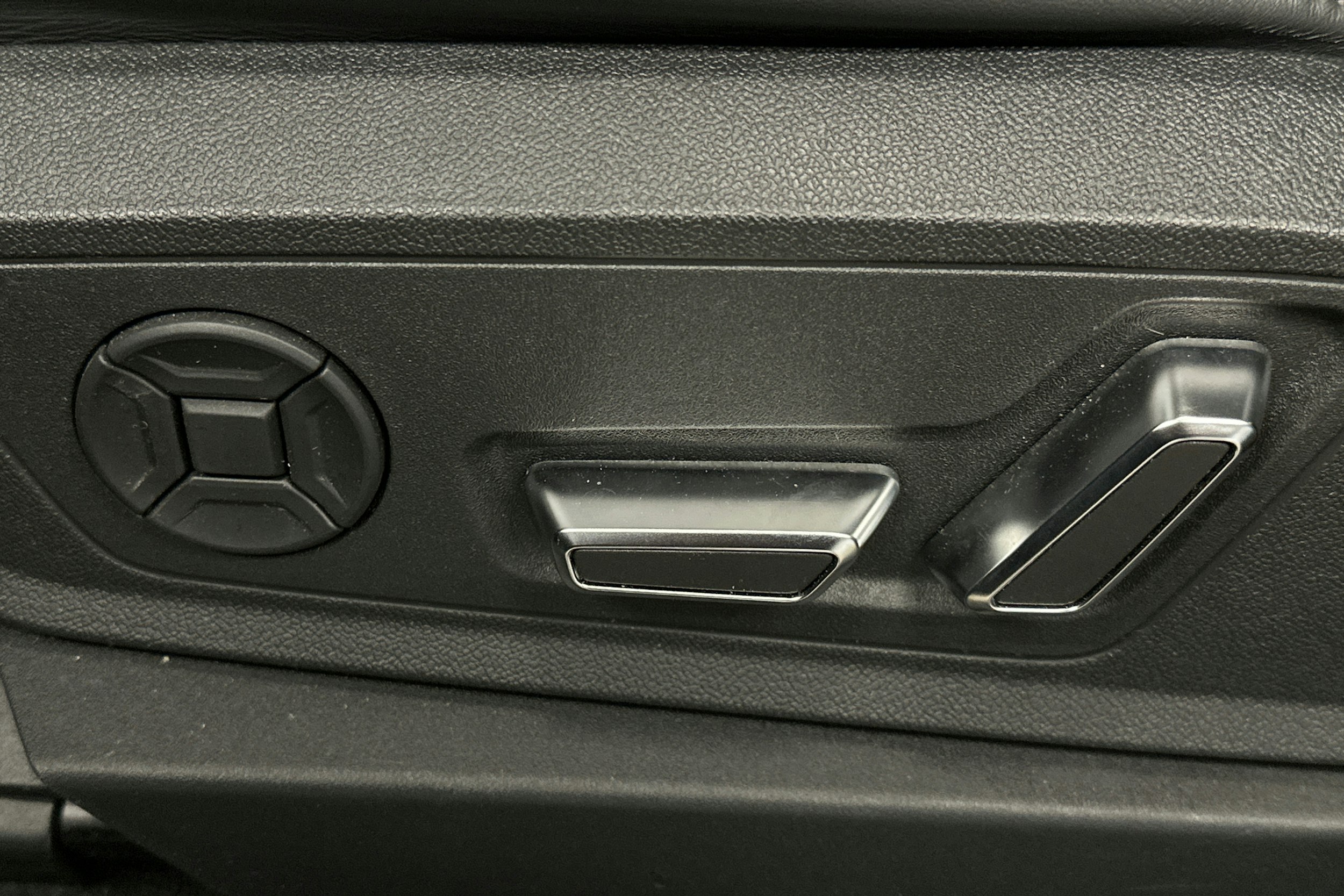 musta Audi e-tron 2023 kuva 16.