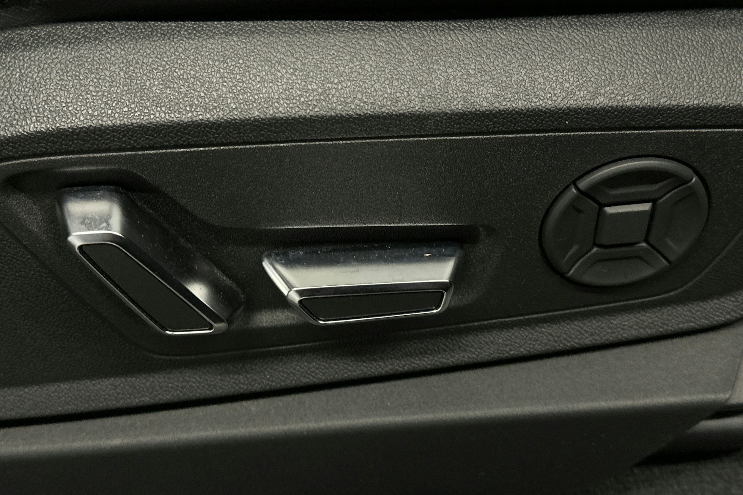 musta Audi e-tron 2023 kuva 18.