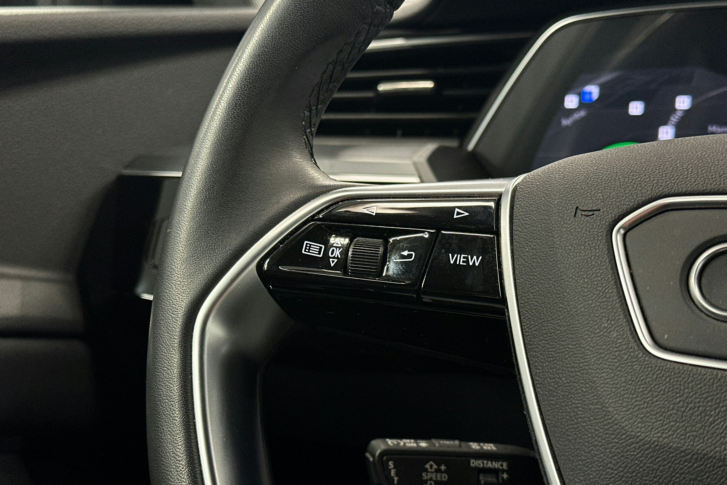 musta Audi e-tron 2023 kuva 21.