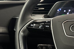 musta Audi e-tron 2023 kuva 21.