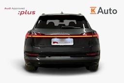 harmaa Audi e-tron 2023 kuva 3.