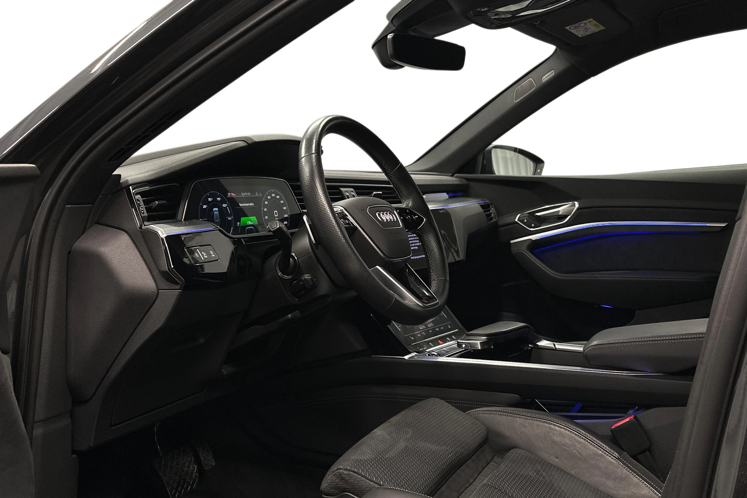 harmaa Audi e-tron 2023 kuva 6.