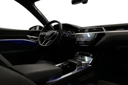 harmaa Audi e-tron 2023 kuva 7.