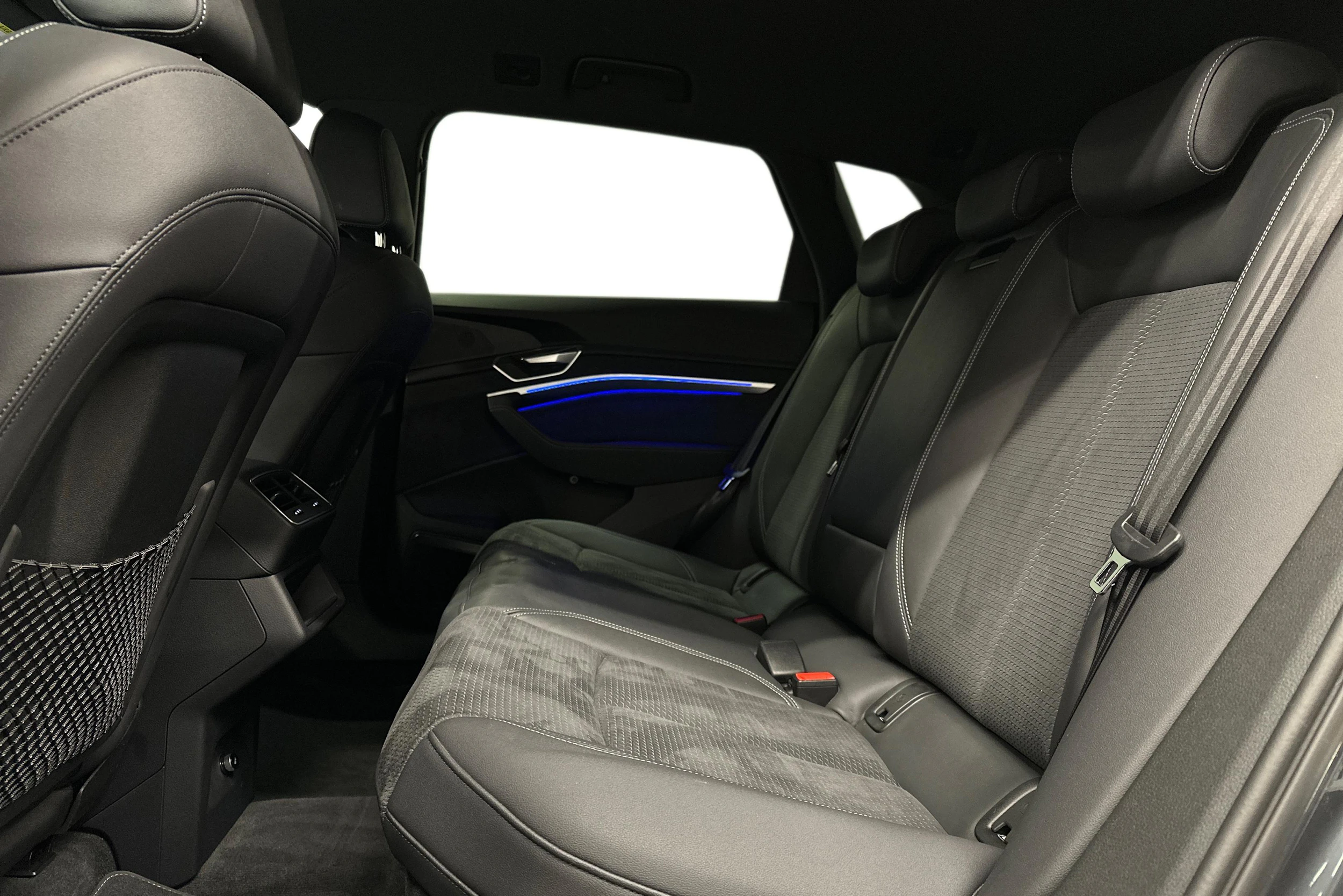 harmaa Audi e-tron 2023 kuva 8.