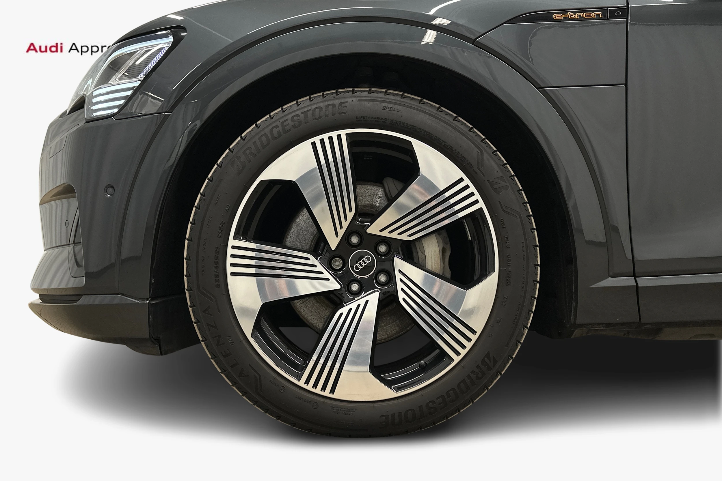 harmaa Audi e-tron 2023 kuva 9.