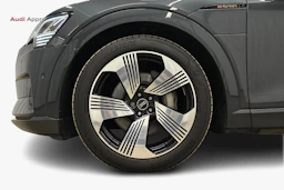 harmaa Audi e-tron 2023 kuva 9.
