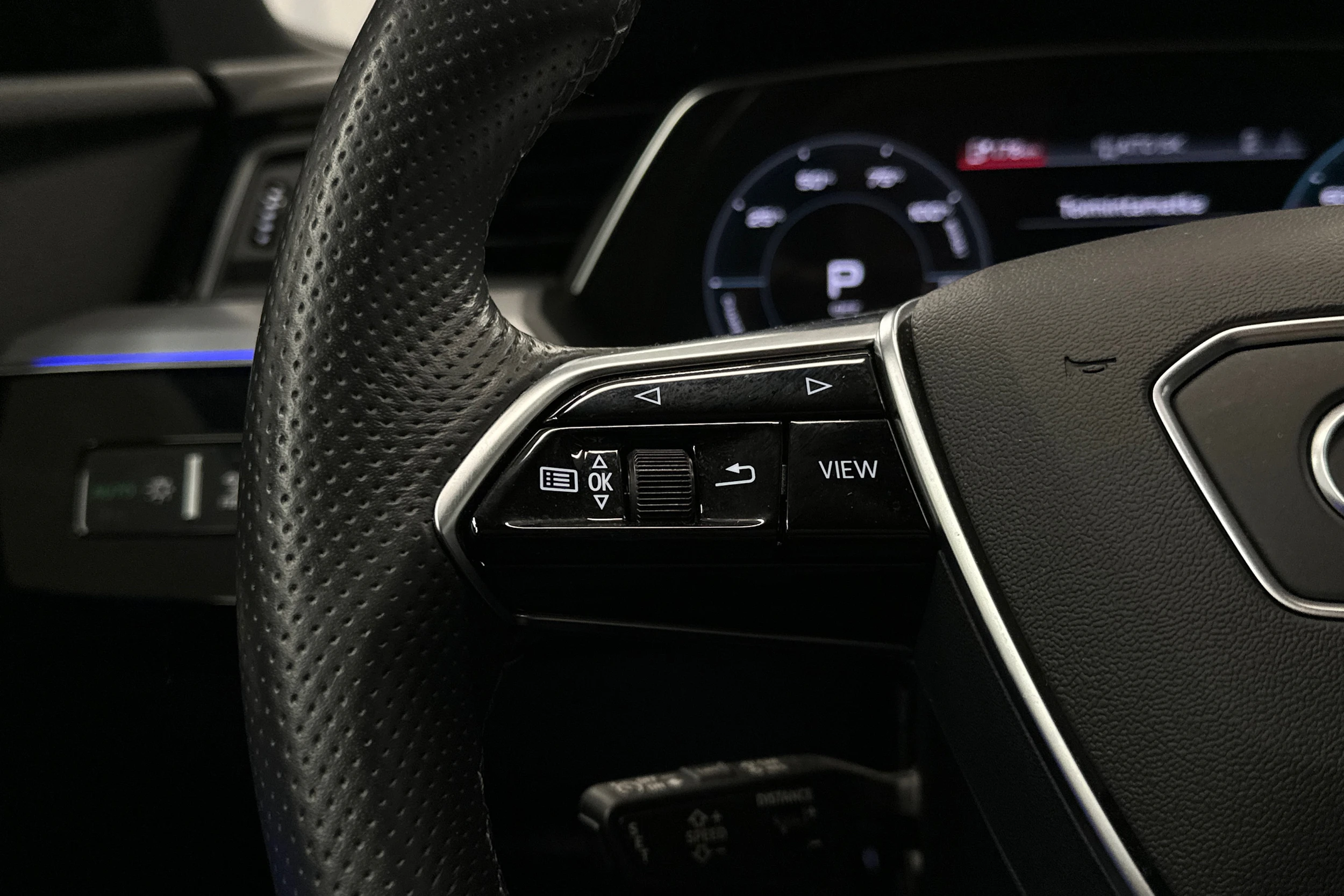 harmaa Audi e-tron 2023 kuva 11.