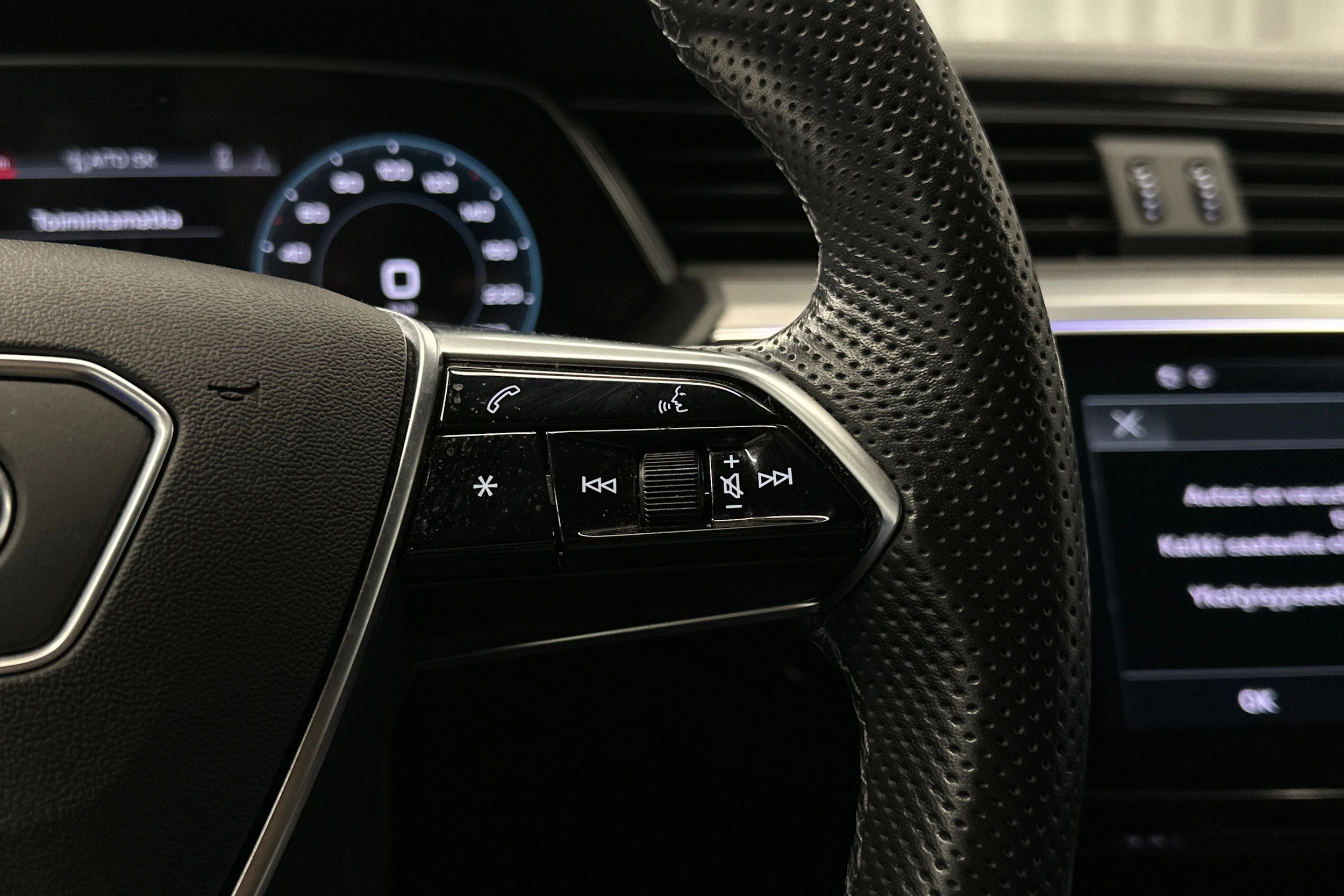 harmaa Audi e-tron 2023 kuva 12.