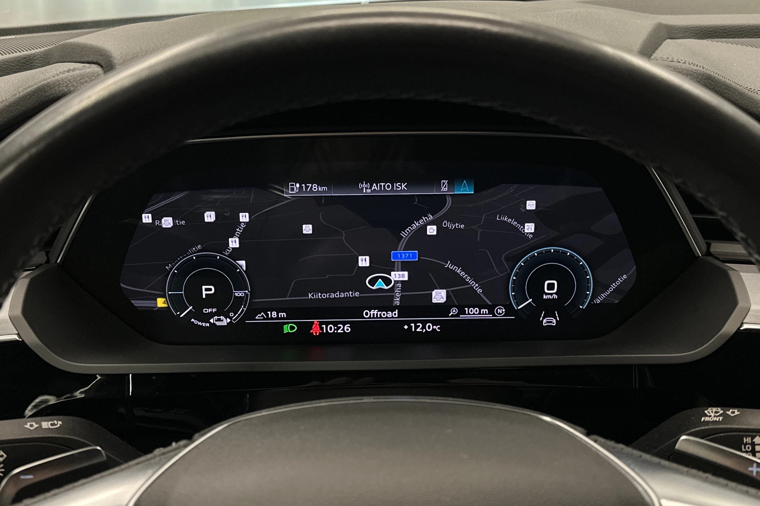 harmaa Audi e-tron 2023 kuva 13.