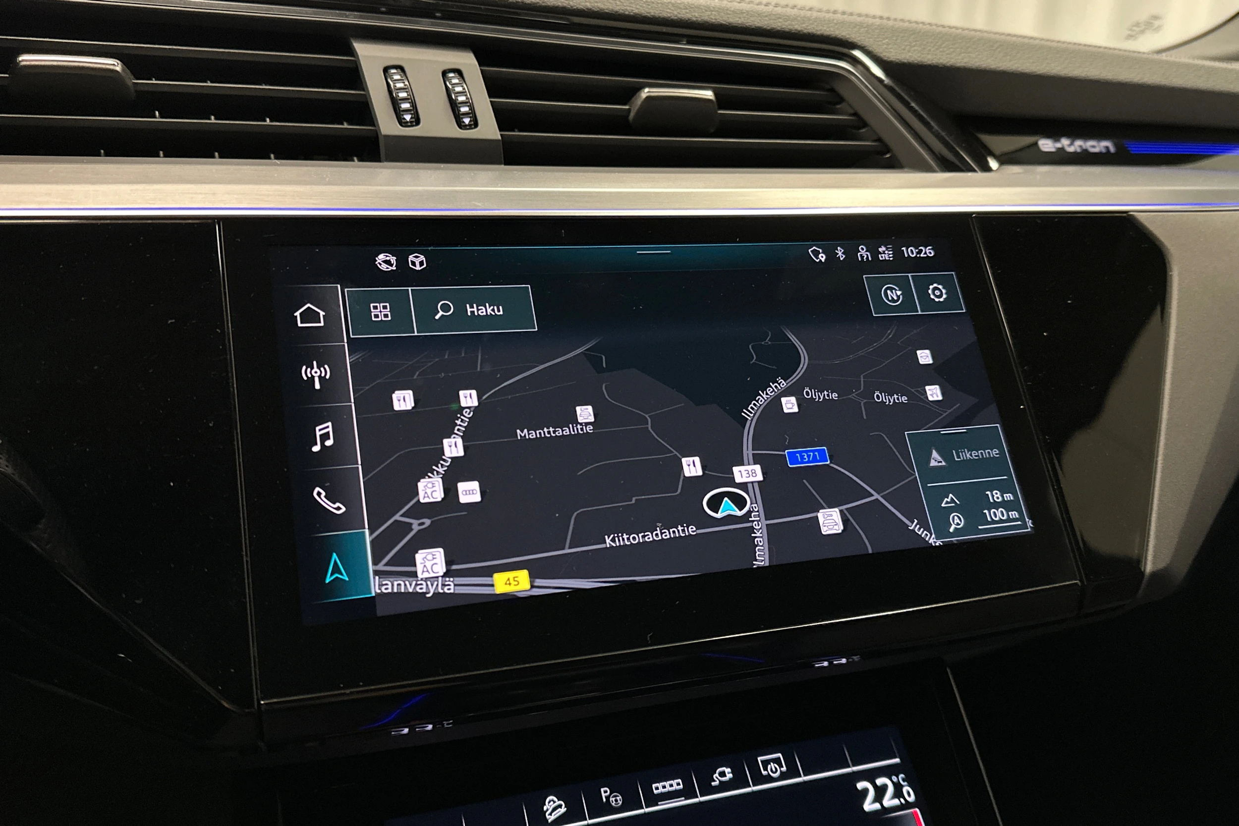 harmaa Audi e-tron 2023 kuva 14.