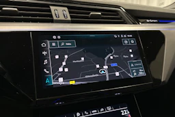 harmaa Audi e-tron 2023 kuva 14.