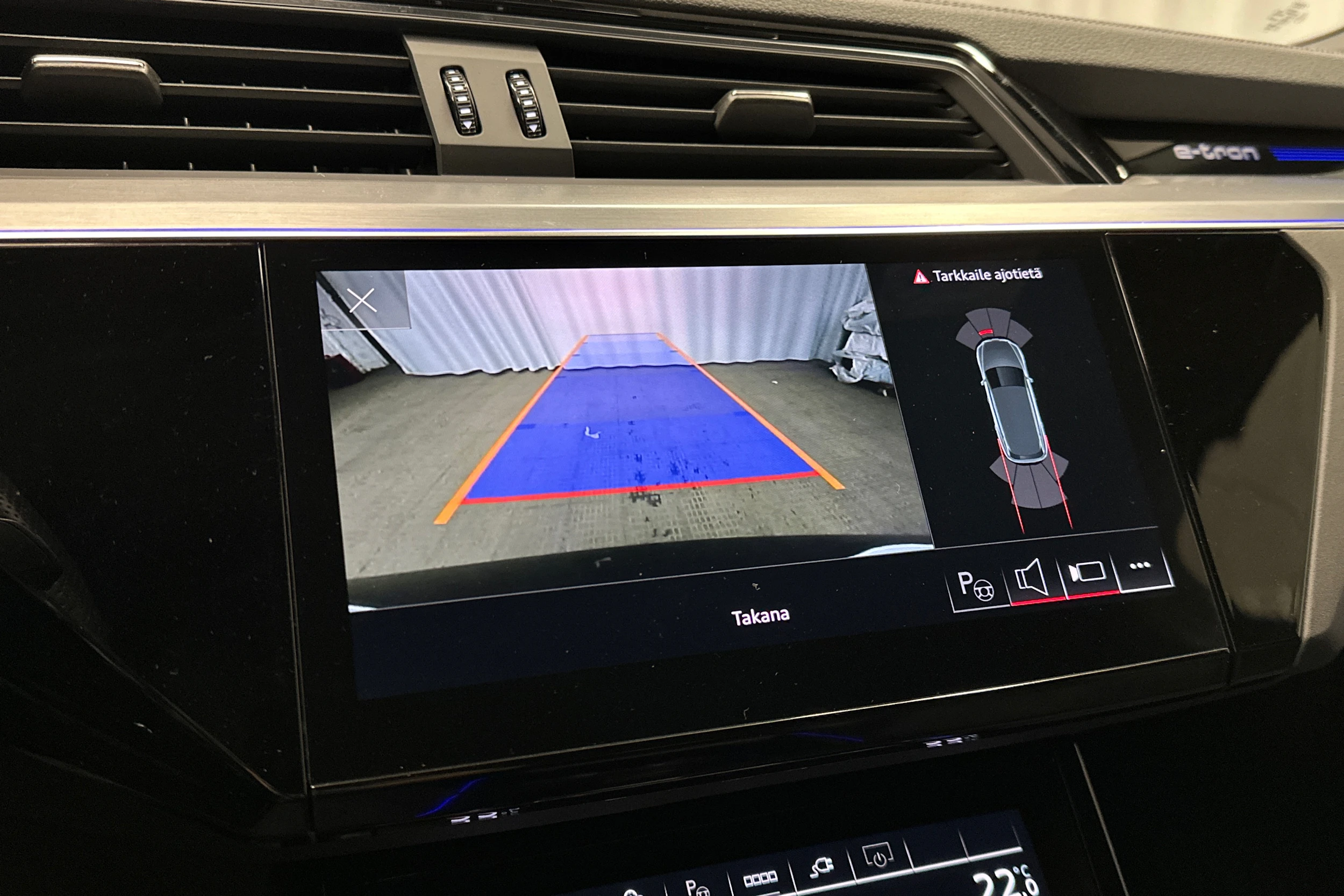 harmaa Audi e-tron 2023 kuva 15.