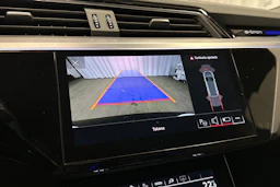 harmaa Audi e-tron 2023 kuva 15.