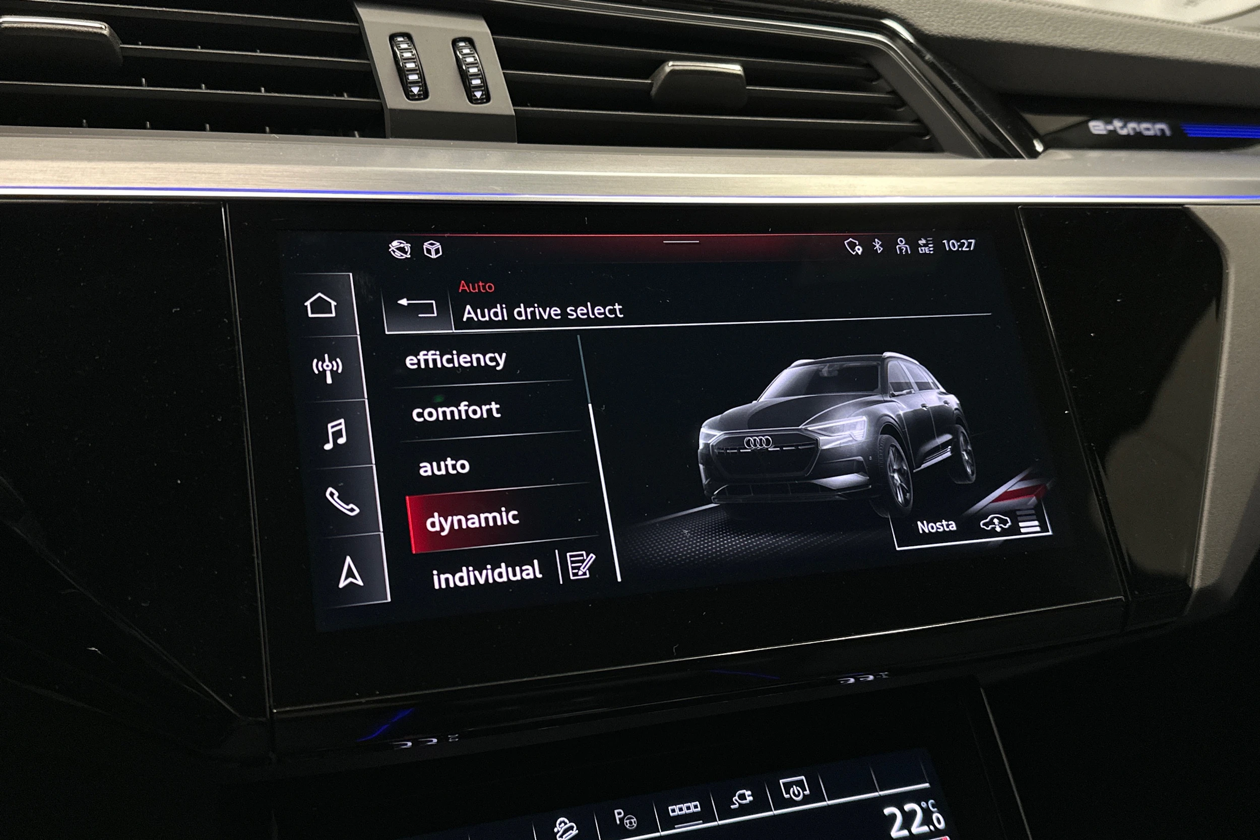 harmaa Audi e-tron 2023 kuva 17.