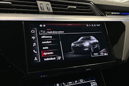 harmaa Audi e-tron 2023 kuva 17.