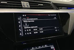 harmaa Audi e-tron 2023 kuva 18.