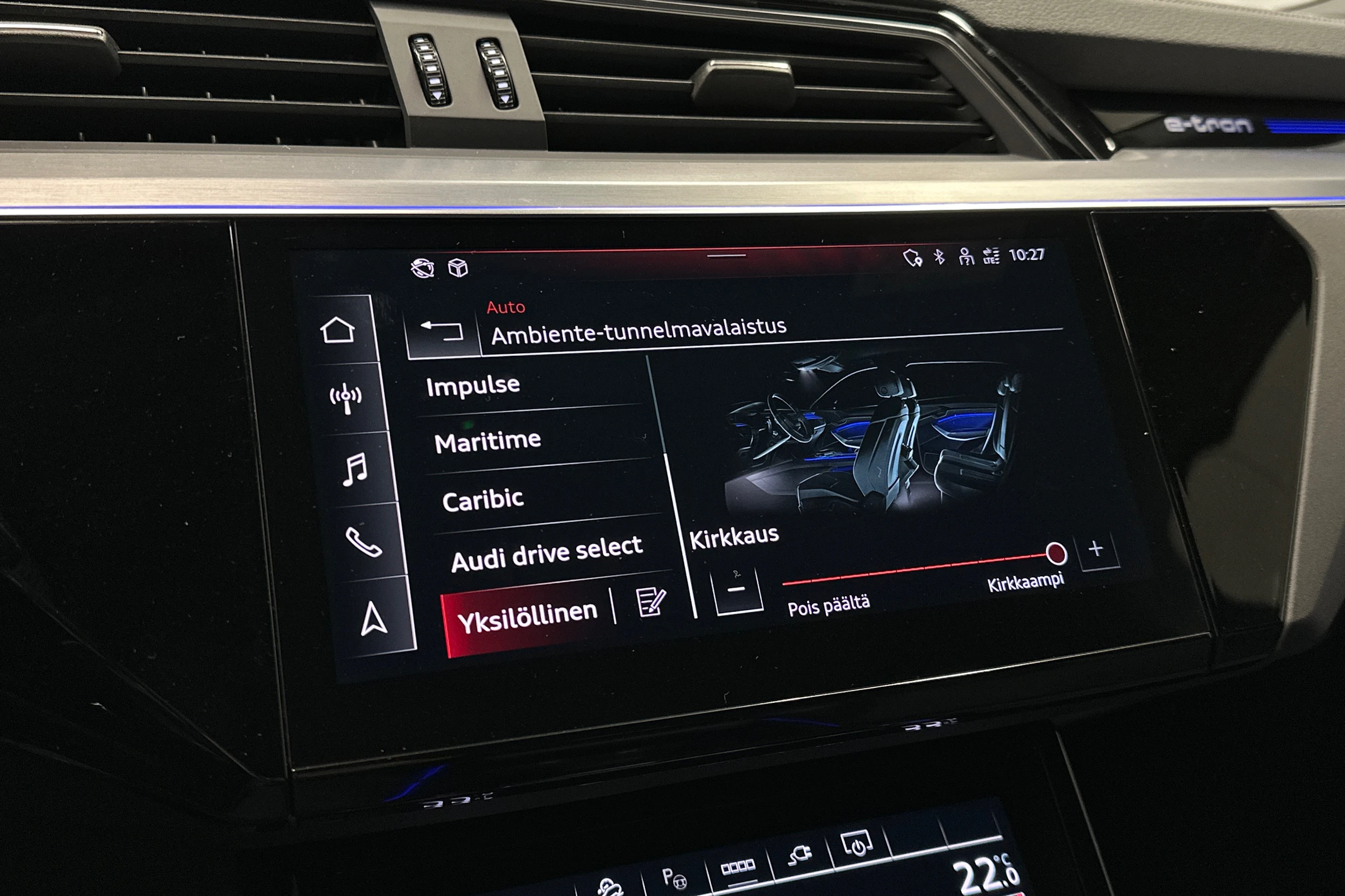 harmaa Audi e-tron 2023 kuva 19.