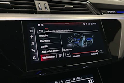 harmaa Audi e-tron 2023 kuva 19.