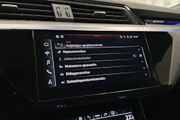 harmaa Audi e-tron 2023 kuva 20.