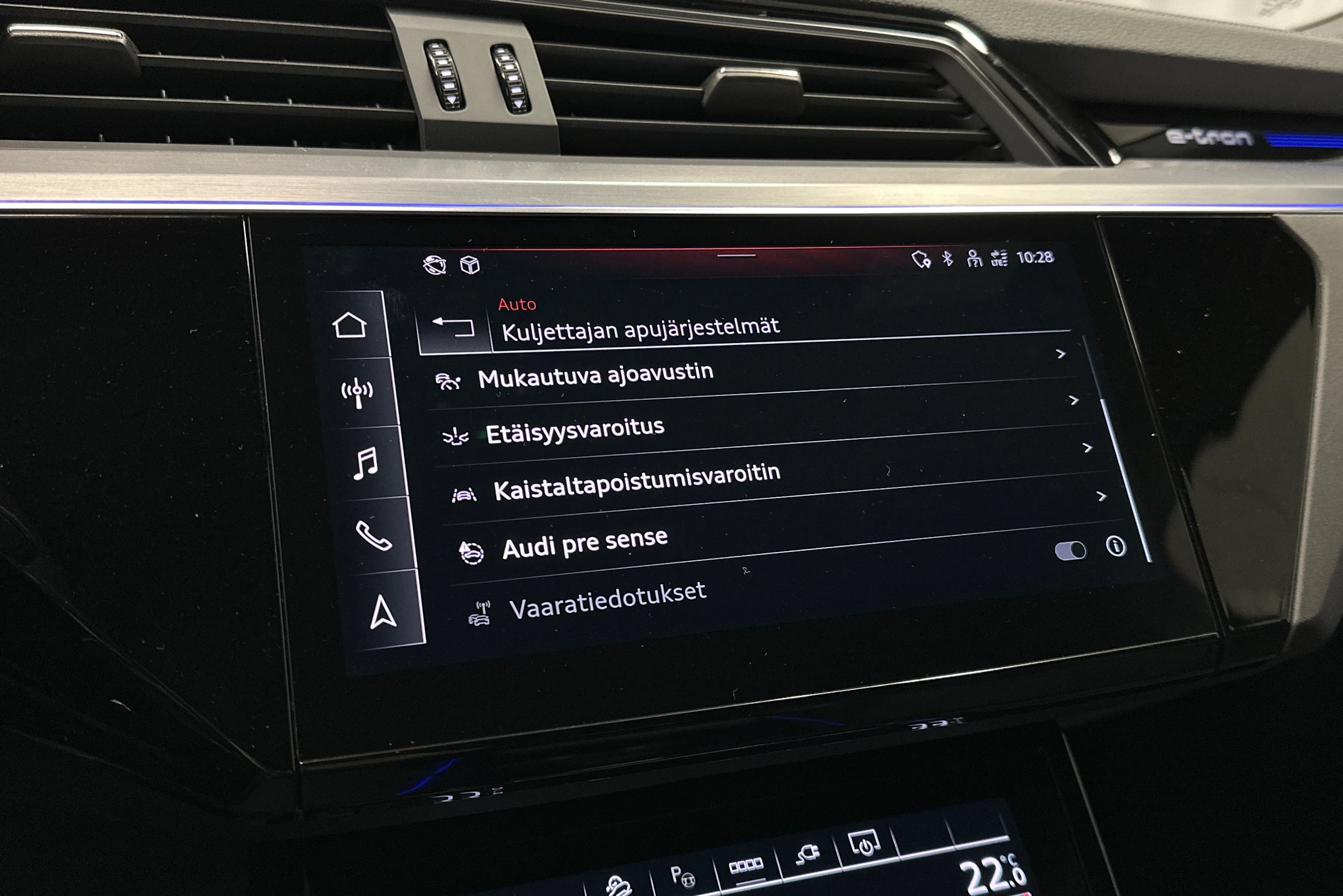 harmaa Audi e-tron 2023 kuva 21.