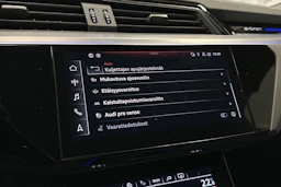 harmaa Audi e-tron 2023 kuva 21.