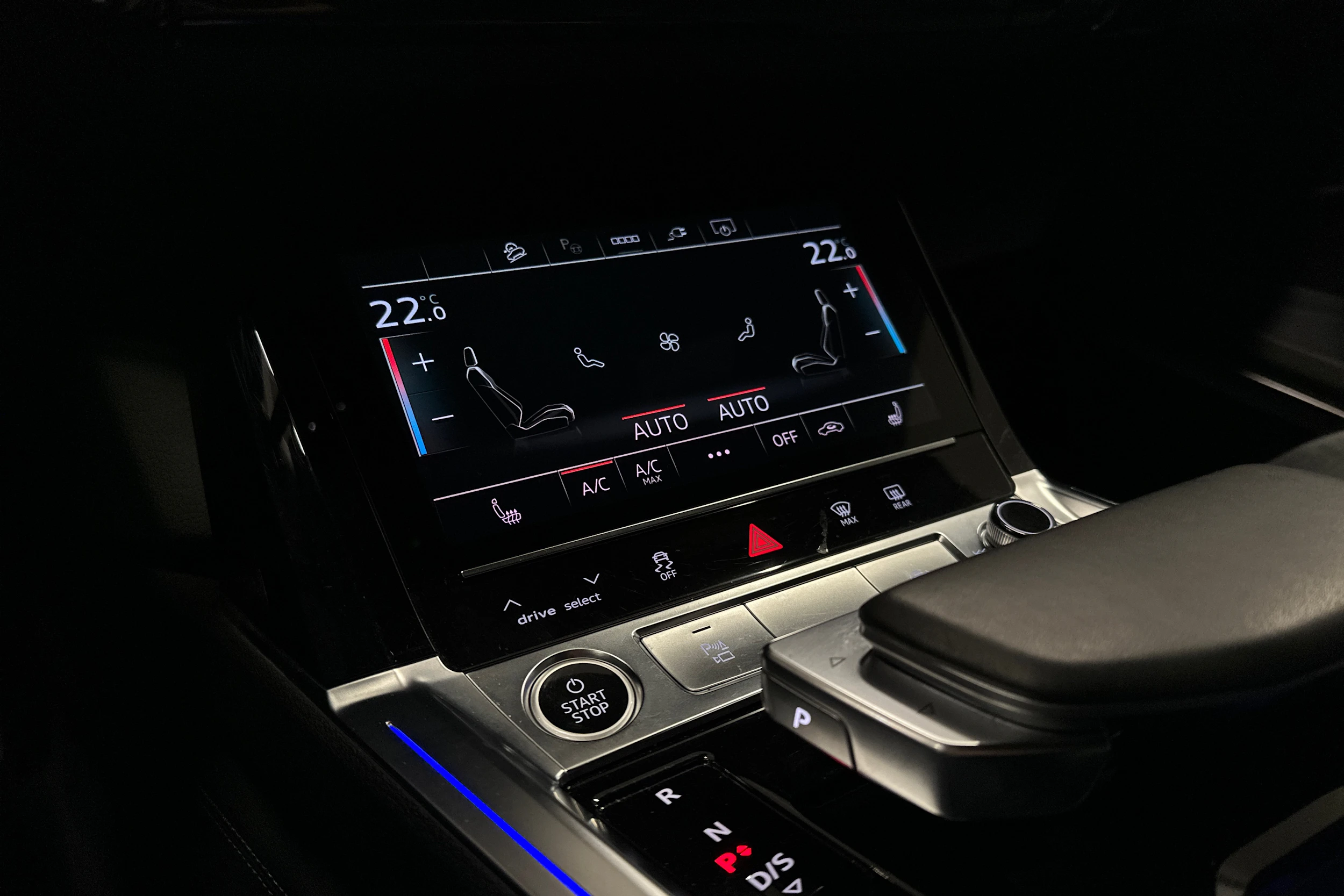 harmaa Audi e-tron 2023 kuva 22.