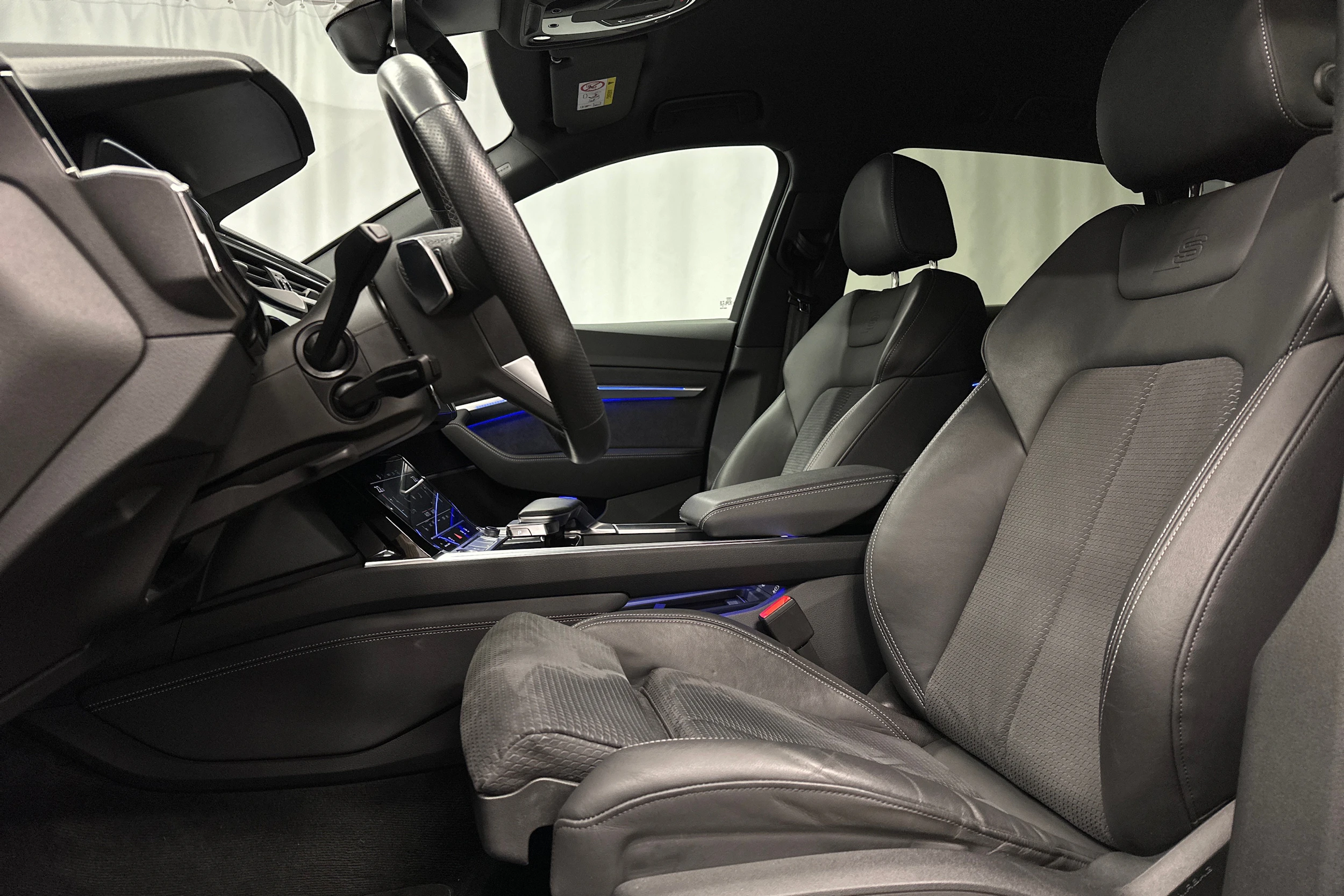 harmaa Audi e-tron 2023 kuva 24.