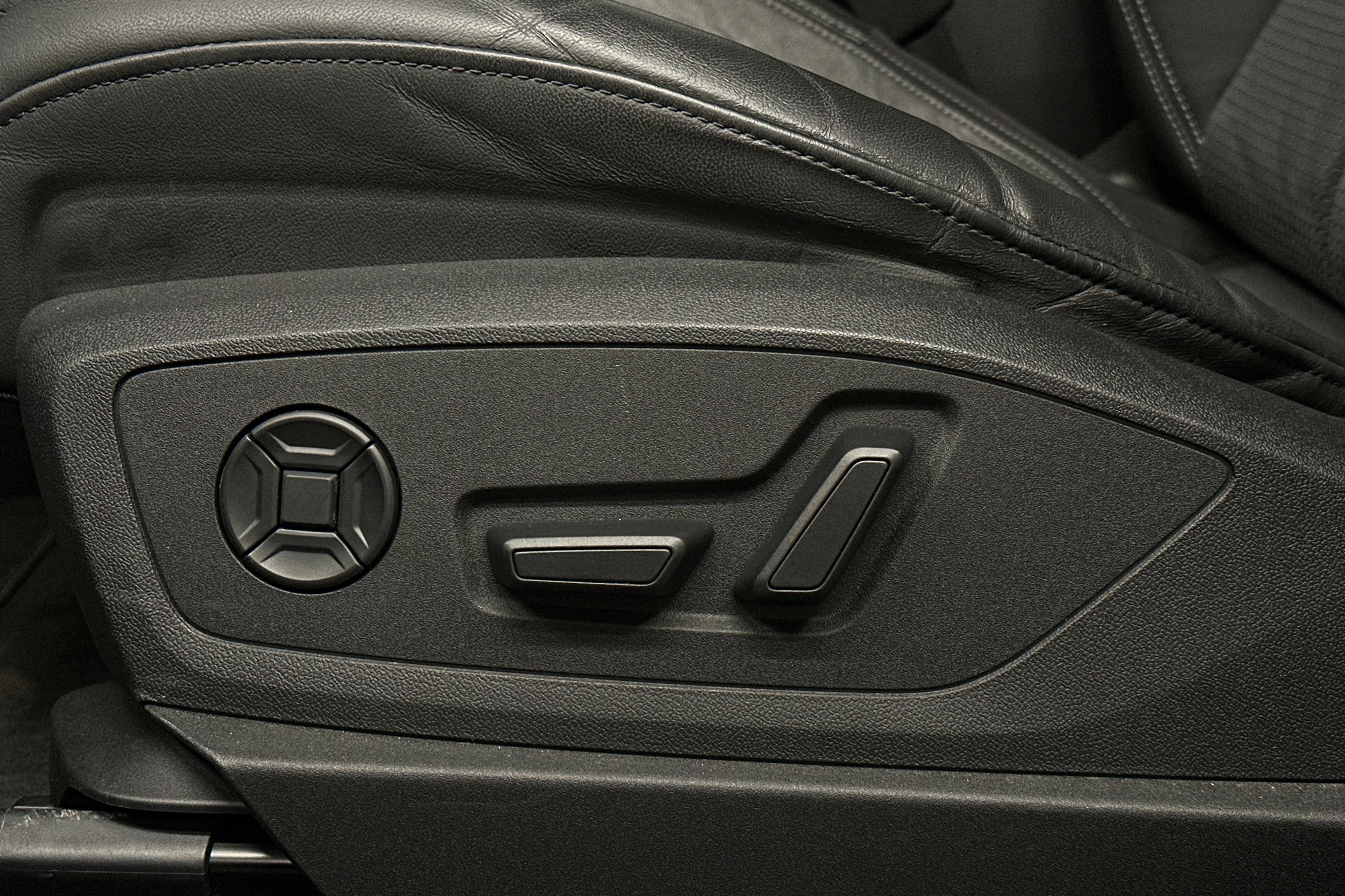 harmaa Audi e-tron 2023 kuva 25.