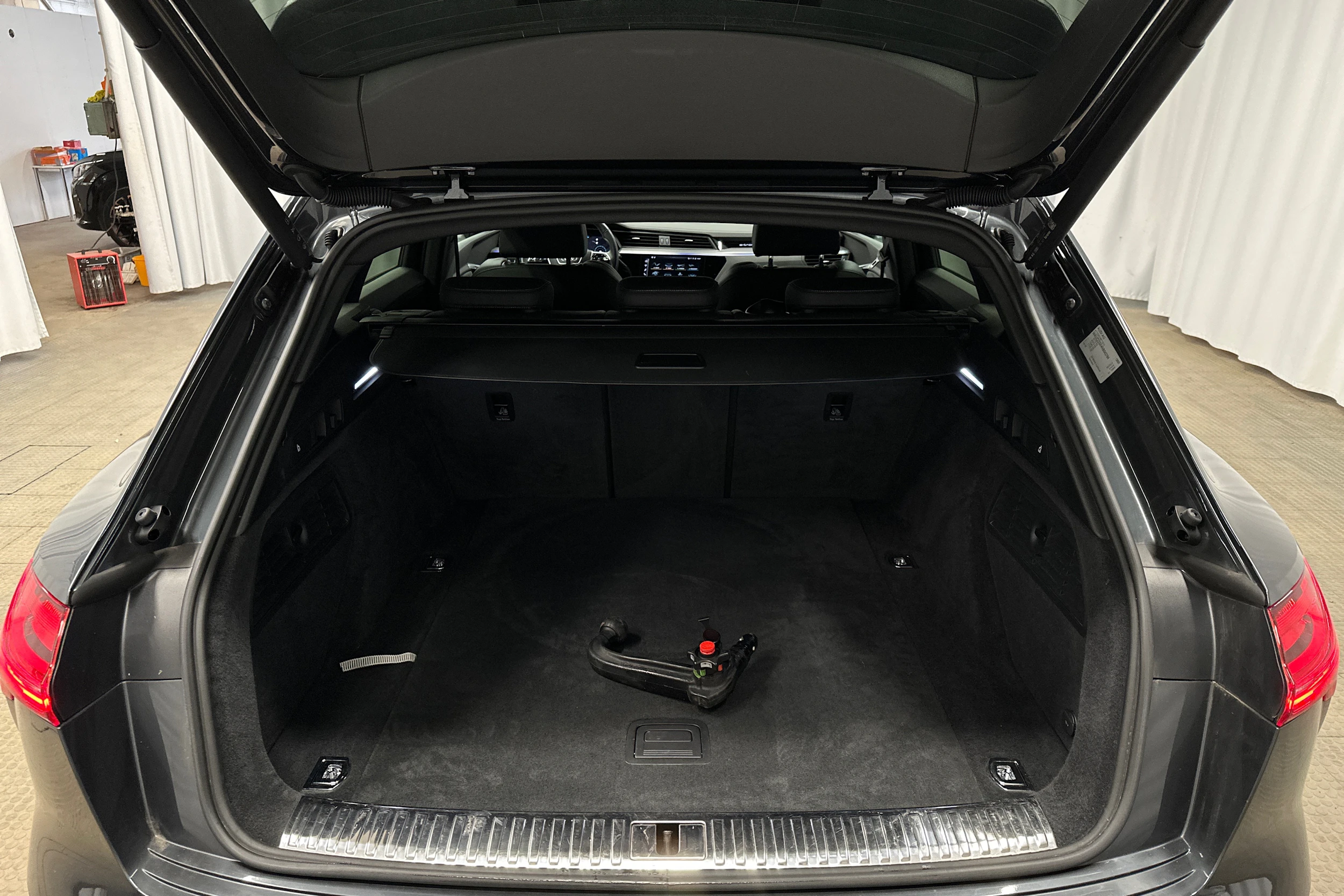 harmaa Audi e-tron 2023 kuva 26.