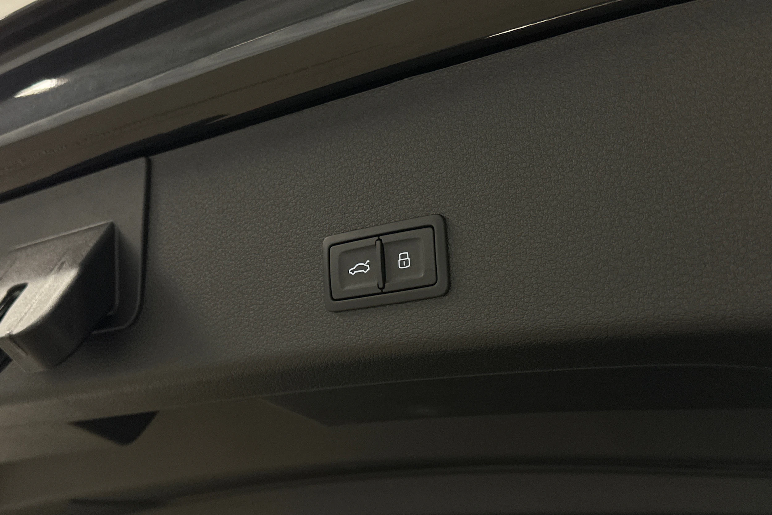 harmaa Audi e-tron 2023 kuva 27.