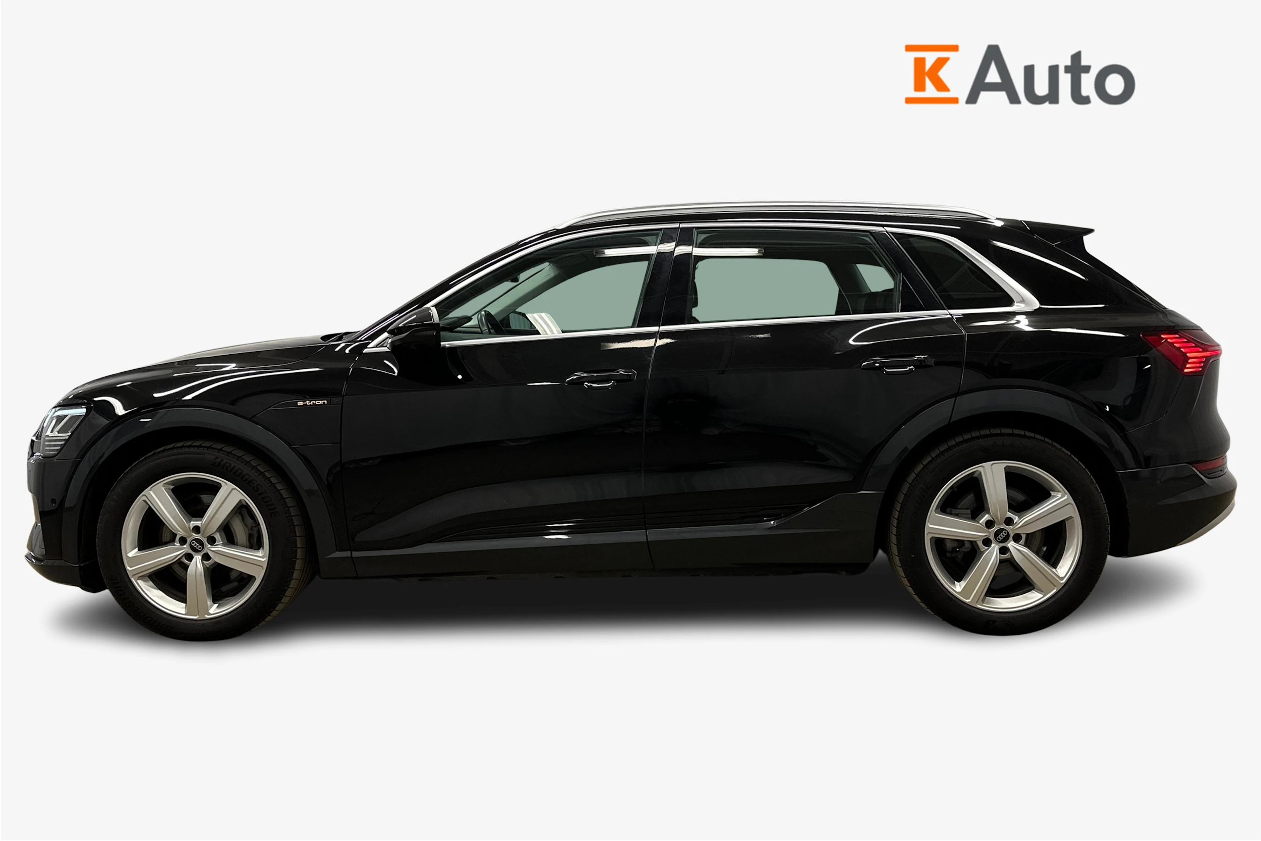 musta Audi e-tron 2023 kuva 5.