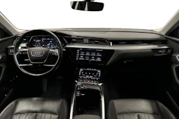 musta Audi e-tron 2023 kuva 7.