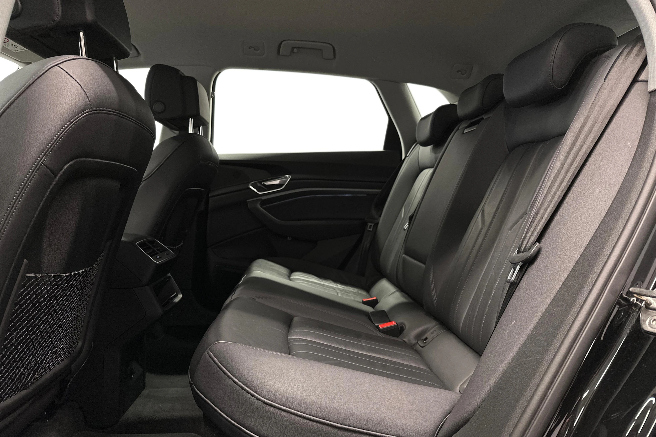 musta Audi e-tron 2023 kuva 8.