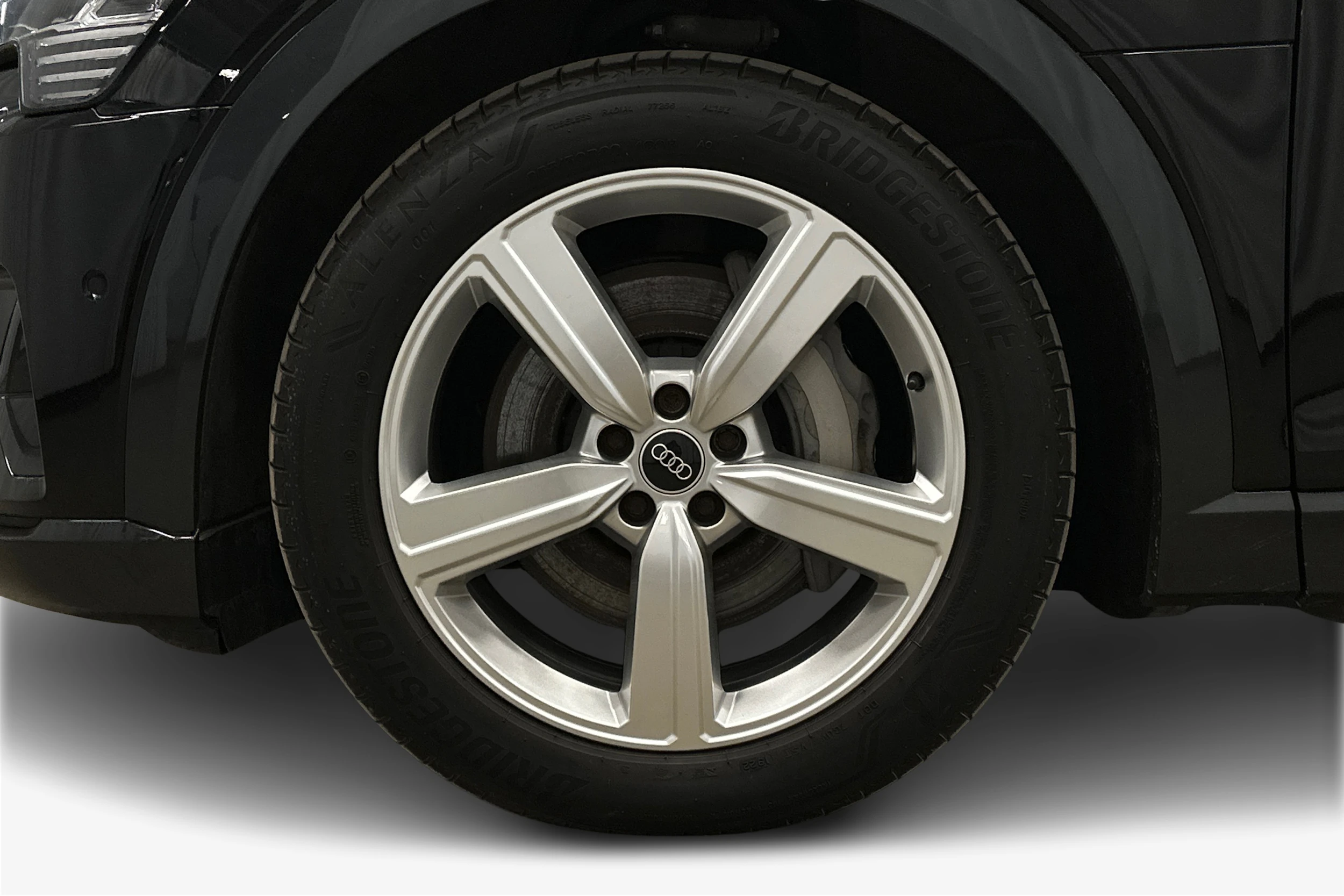 musta Audi e-tron 2023 kuva 9.