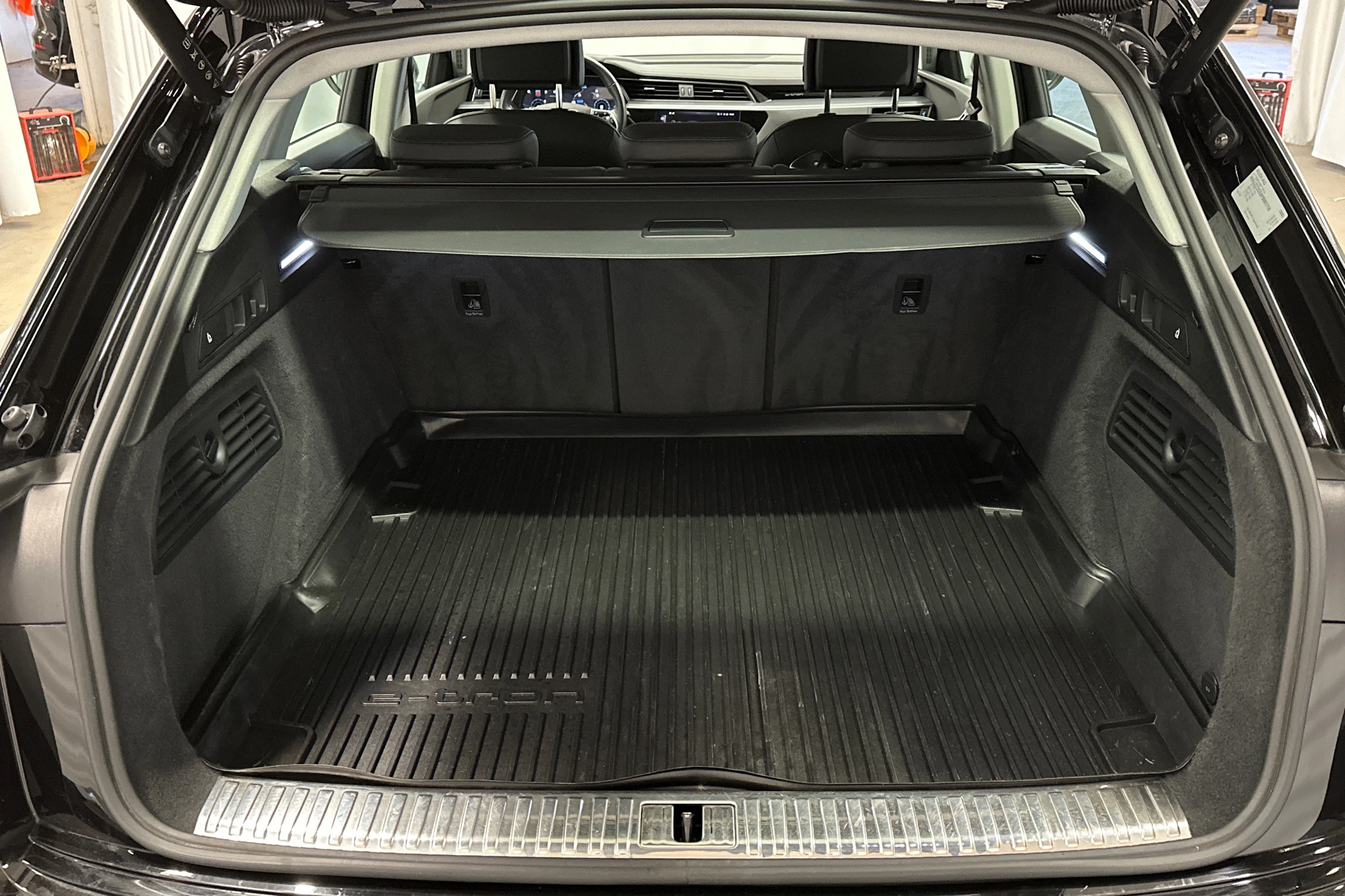 musta Audi e-tron 2023 kuva 11.