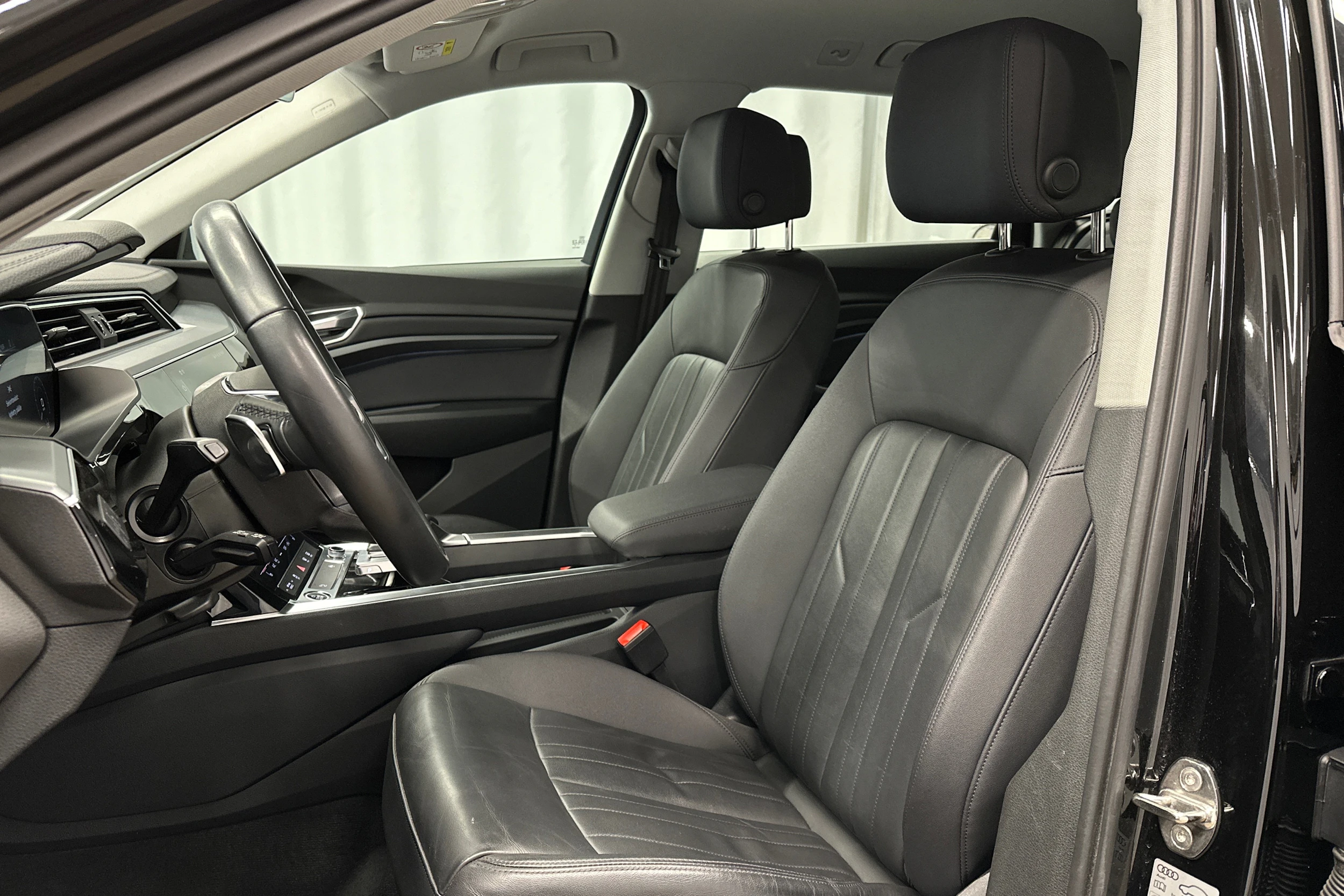 musta Audi e-tron 2023 kuva 13.