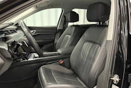 musta Audi e-tron 2023 kuva 13.