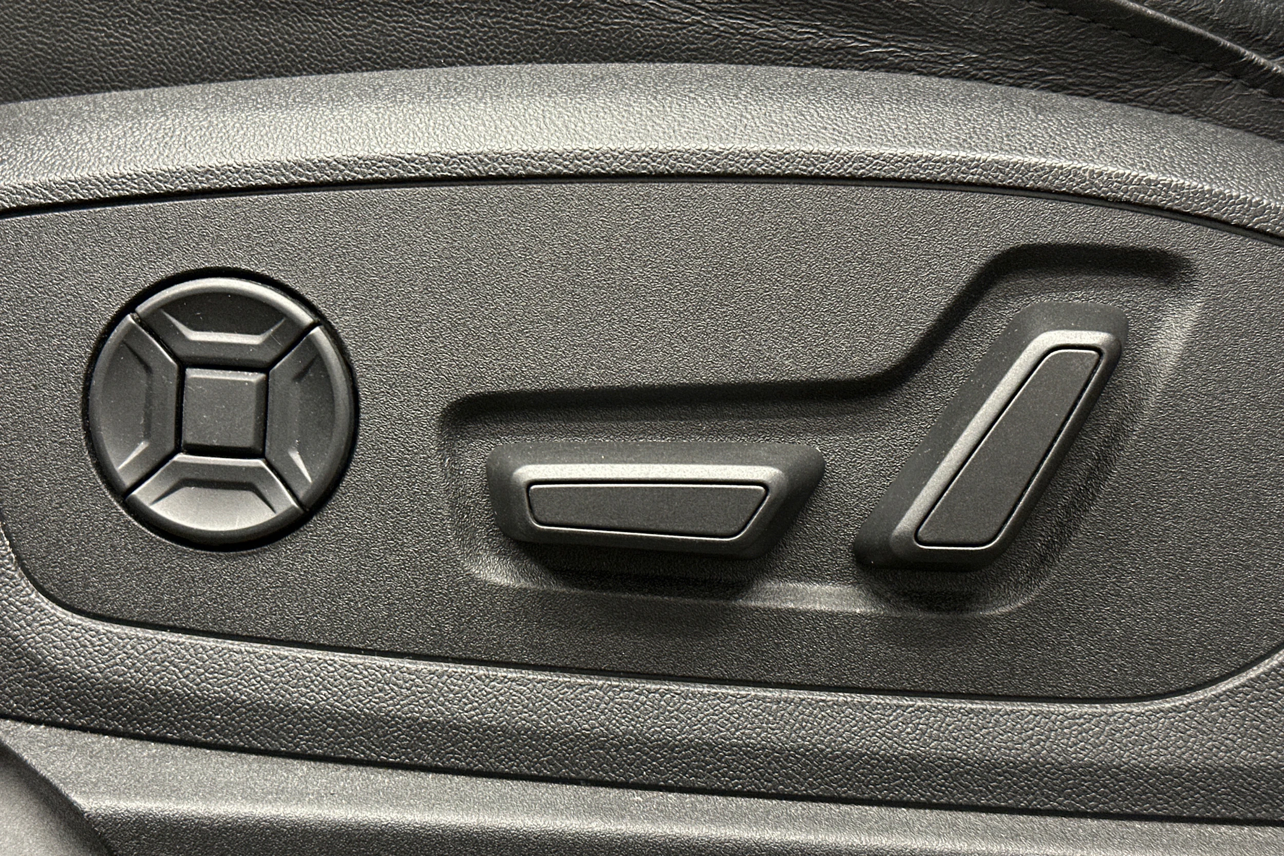 musta Audi e-tron 2023 kuva 14.